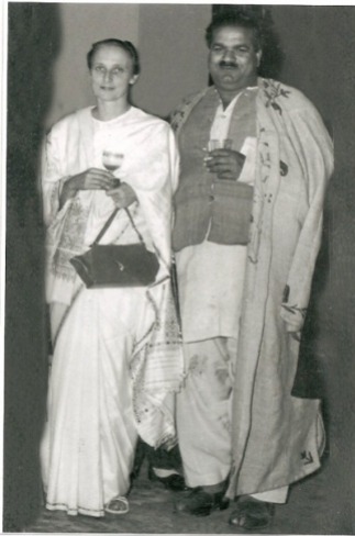 Freda_Bedi_and_Baba_Pyare_Lal_Bedi,_at_Nishat_Bagh,_Srinagar,_1948